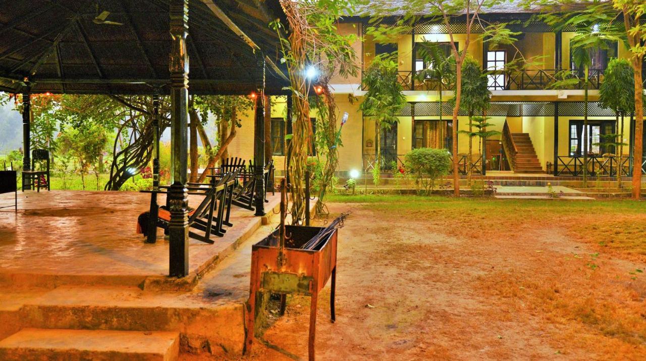 Hotel Parkside & Swimming Pool-Between Greenery And Azure ,Your Perfect Retreat Chitwan Ngoại thất bức ảnh