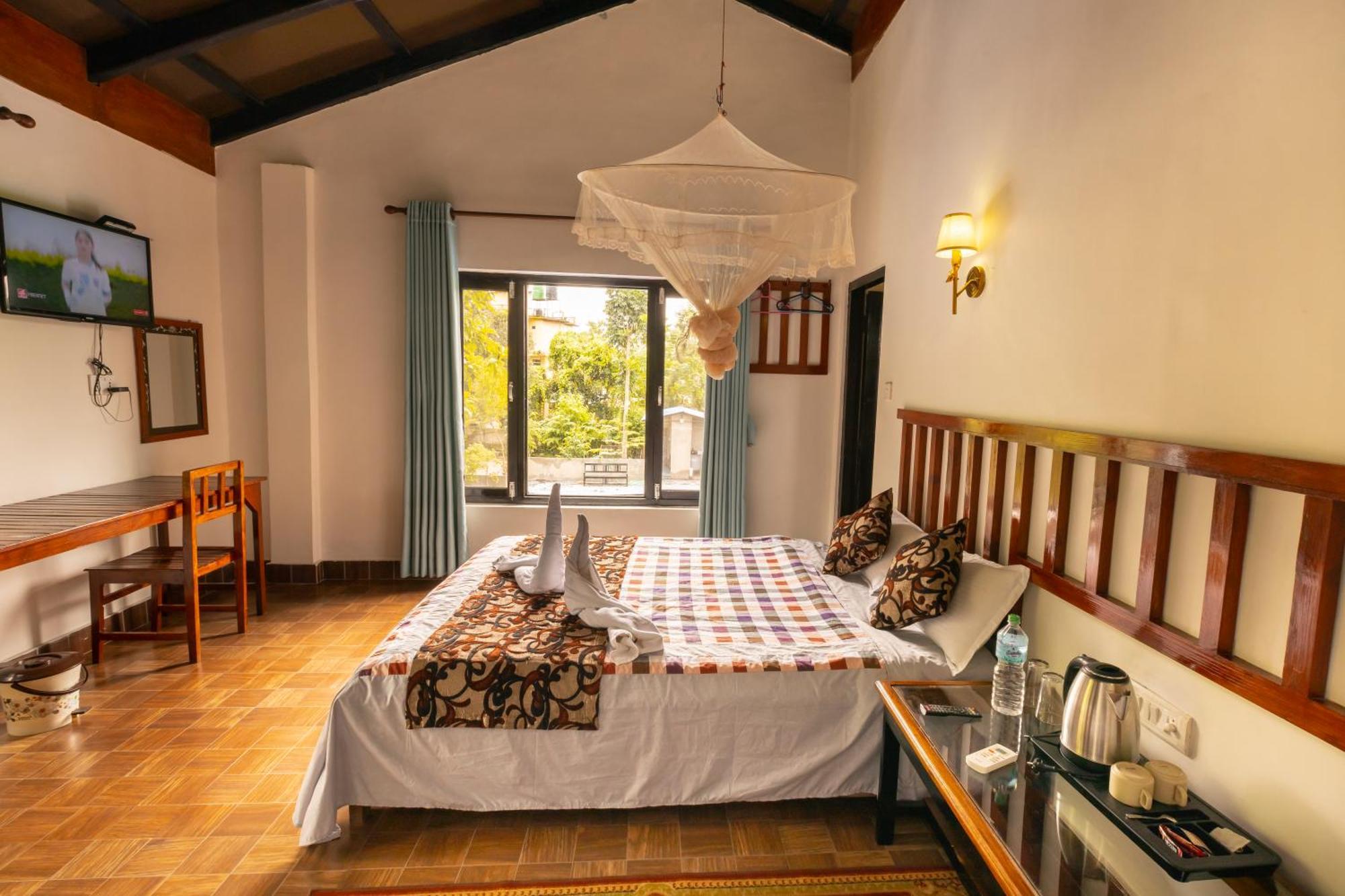 Hotel Parkside & Swimming Pool-Between Greenery And Azure ,Your Perfect Retreat Chitwan Ngoại thất bức ảnh