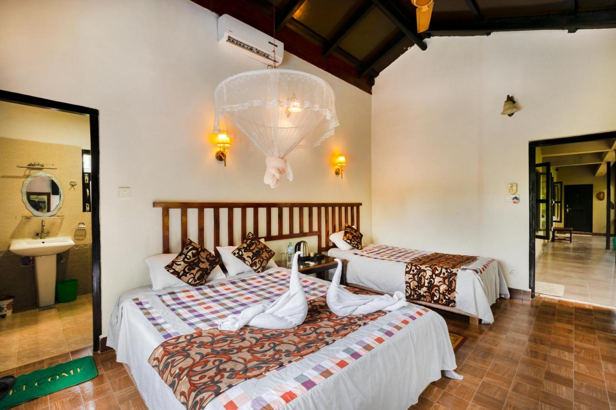 Hotel Parkside & Swimming Pool-Between Greenery And Azure ,Your Perfect Retreat Chitwan Ngoại thất bức ảnh