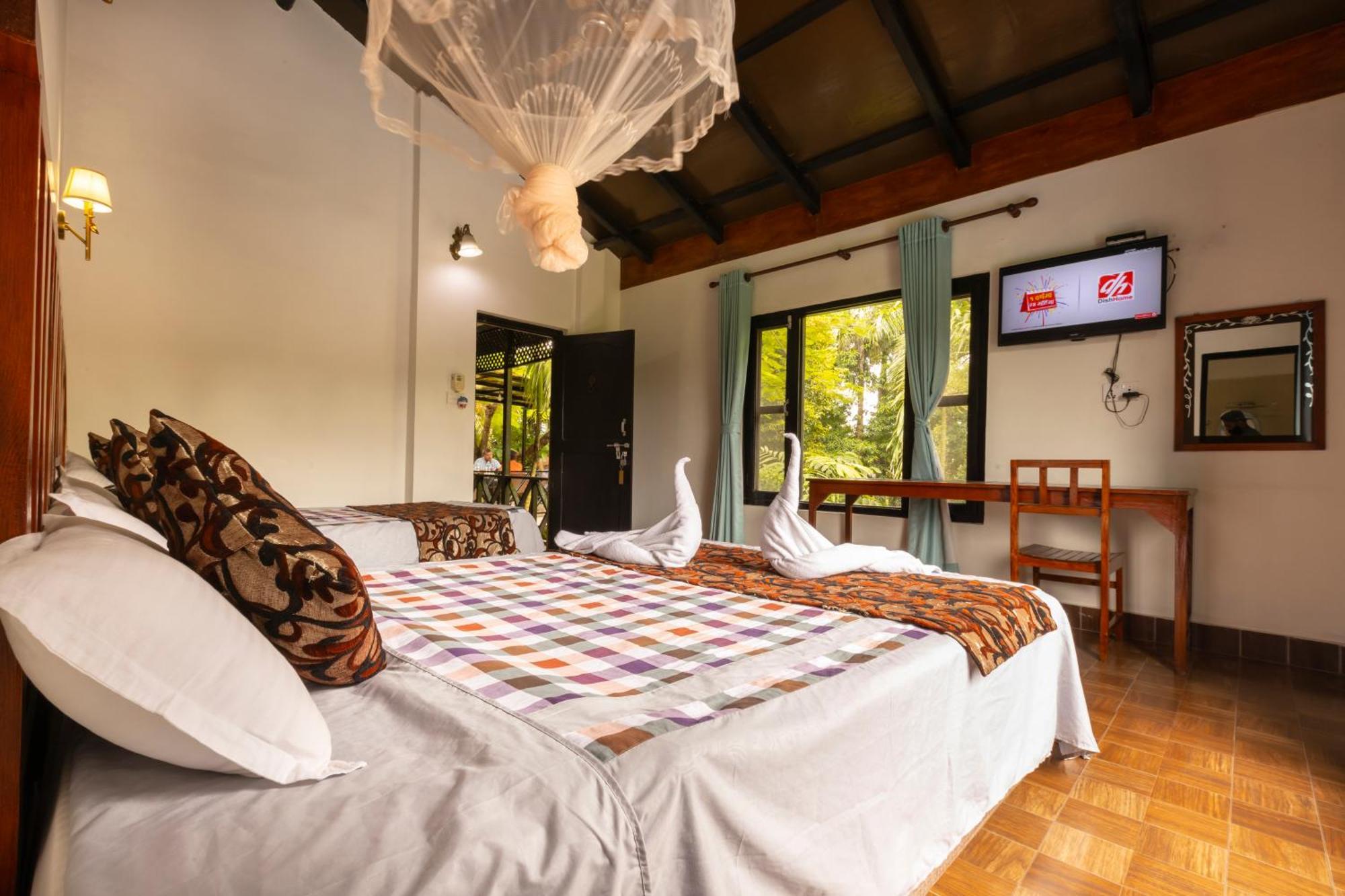 Hotel Parkside & Swimming Pool-Between Greenery And Azure ,Your Perfect Retreat Chitwan Ngoại thất bức ảnh
