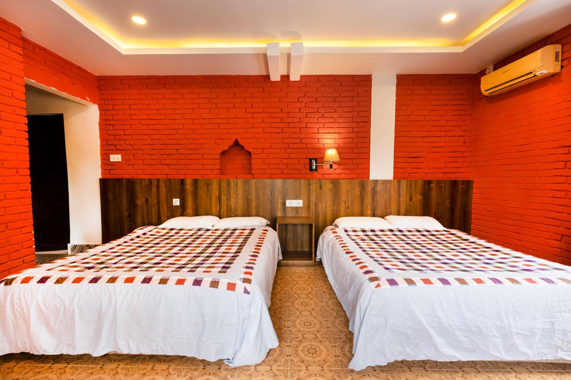 Hotel Parkside & Swimming Pool-Between Greenery And Azure ,Your Perfect Retreat Chitwan Ngoại thất bức ảnh