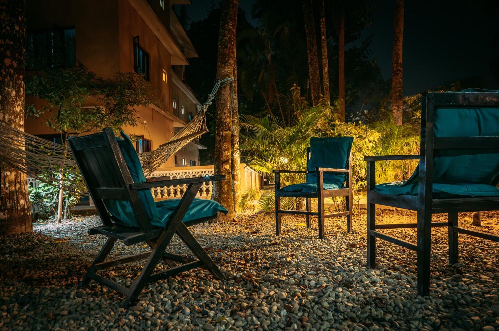 Hotel Parkside & Swimming Pool-Between Greenery And Azure ,Your Perfect Retreat Chitwan Ngoại thất bức ảnh